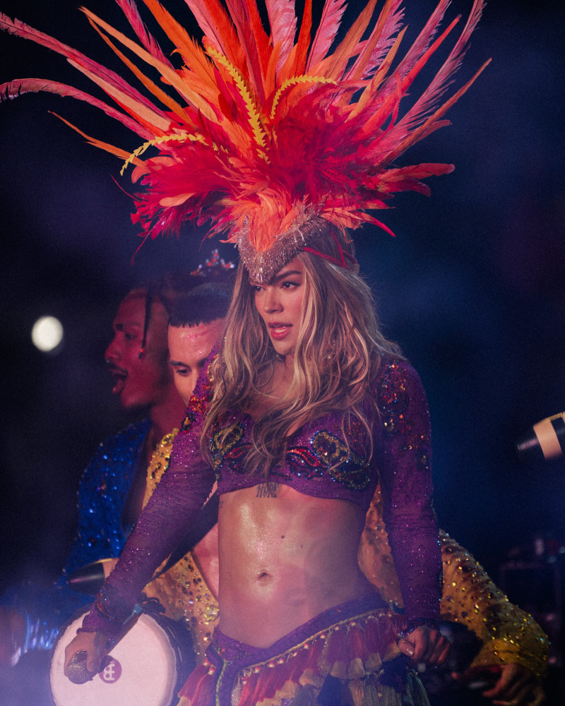 Karol G durante su concierto en Chicago como parte de su gira "Viajando por el mundo, TropiTour".