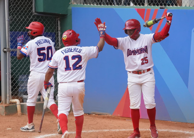 Jugadores dominicanos celebran luego de anotar en el partido frente a Panamá.