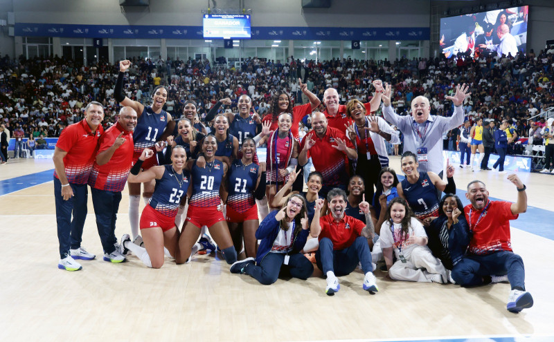 Jugadoras, entrenadores y ejecutivos de la selección dominicana de voleibol celebran tras ganar la medalla de oro en los Juegos Centroamericanos y del Caribe.