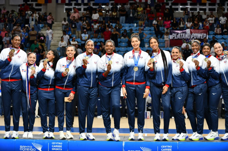 Las Reinas del Caribe posan en el podio tras ganar el torneo de voleibol de los Juegos Centroamericanos y del Caribe.