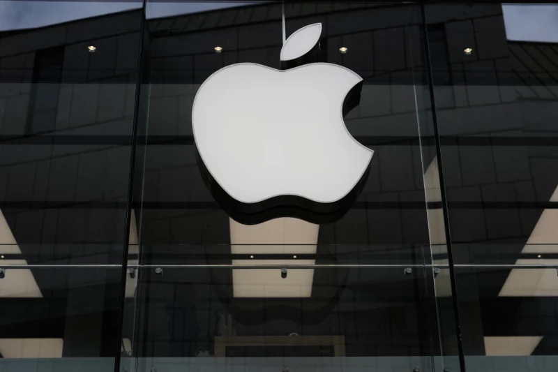 El logotipo de Apple iluminado en una tienda de Múnich, el 2 de abril de 2026.