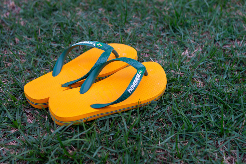 Las chanclas de dedo han pasado de la playa al armario urbano gracias al auge de la moda relajada y minimalista. Foto cedida por Havaianas.