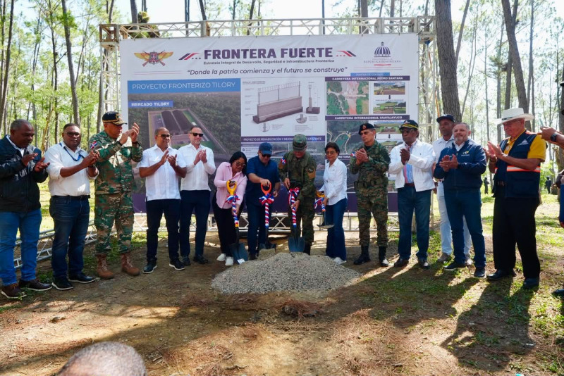 La jornada fue encabezada por el ministro de la Presidencia, José Ignacio Paliza, y el ministro de Defensa, teniente general Carlos Antonio Fernández Onofre, acompañados por mandos militares y autoridades de desarrollo fronterizo y migración.