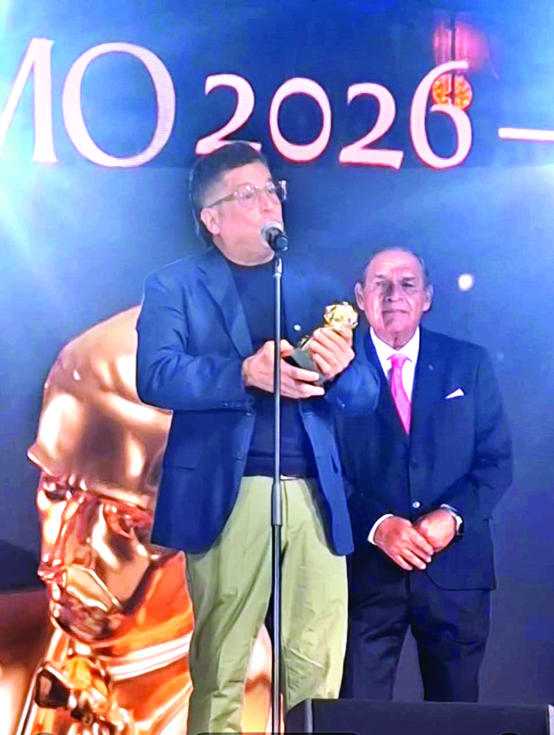 Iván Ruiz, director de RTVD, al recibir el galardón, que le fue entregado por Miguel Franjul, quien figura atrás.