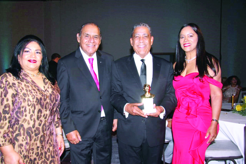 Wendy Santana de Franjul, Miguel Franjul, Adriano Espaillat y Martha Madera de Espaillat en el evento.