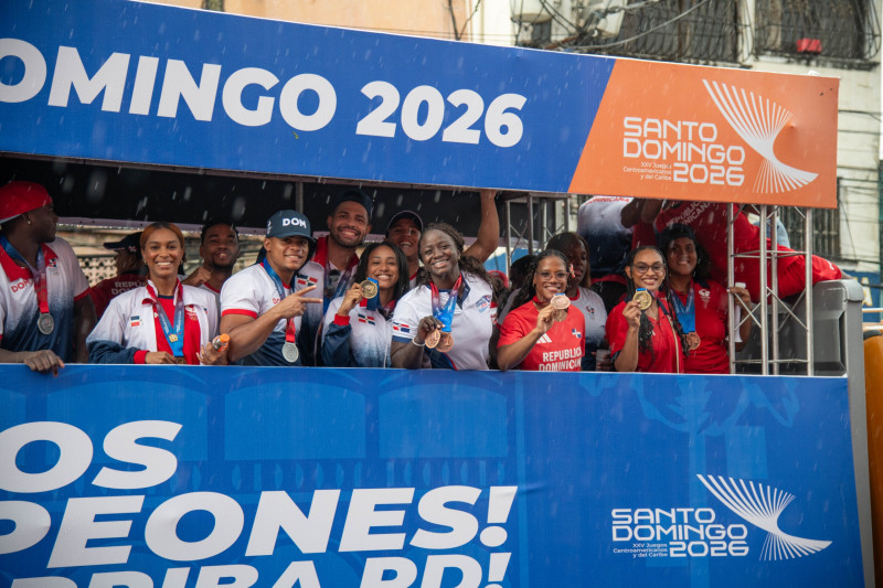 Atletas muestran las medallas que ganaron en los Juegos Centroamericanos y del Caribe 2026 durante caravana.