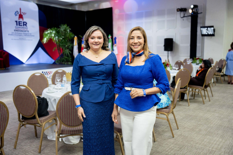 La especialista Maricela Ramírez Salazar junto a la presidenta de la Sociedad de Endocrinólogos del Norte, Michelle Tolentino, quienes alertan sobre el uso de fármacos para adelgazar.