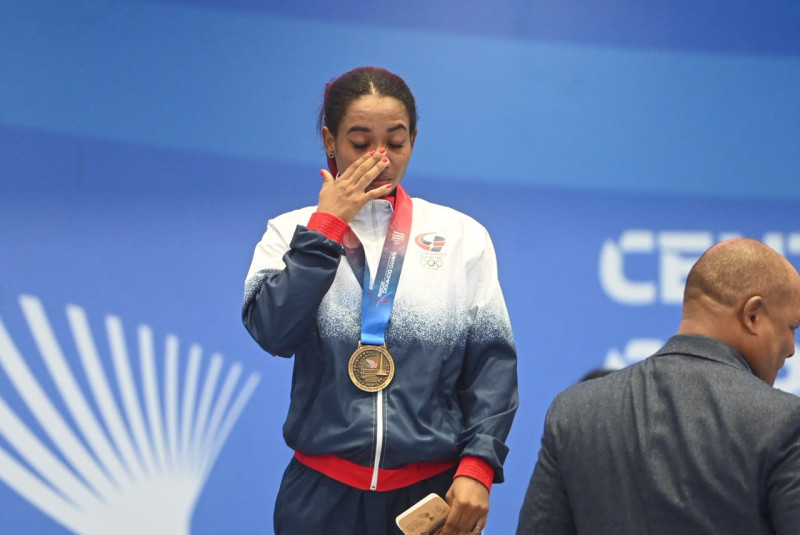 Dahiana Ortiz seca sus lágrimas luego de recibir la medalla de oro.