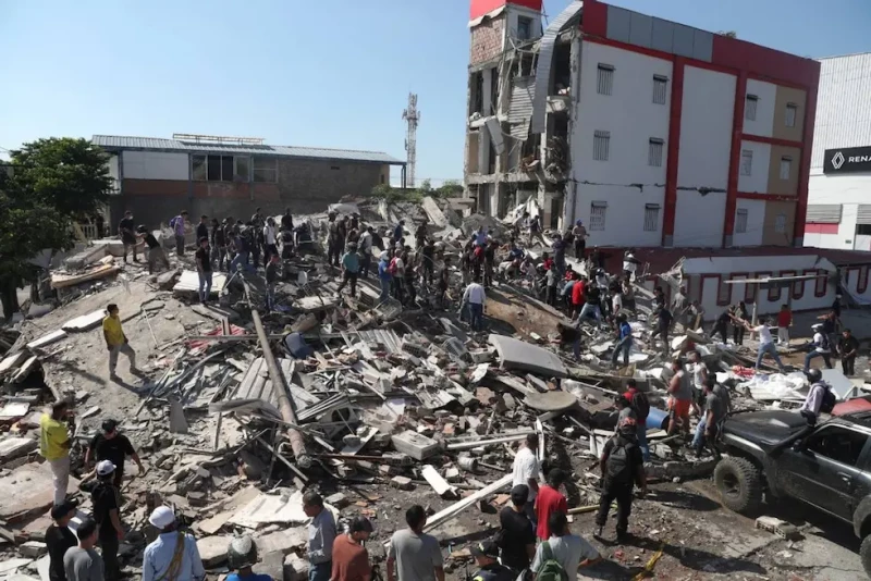 Residentes y rescatistas buscan entre los escombros de un edificio derrumbado en Cali tras el terremoto que sacudió a gran parte de Colombia.