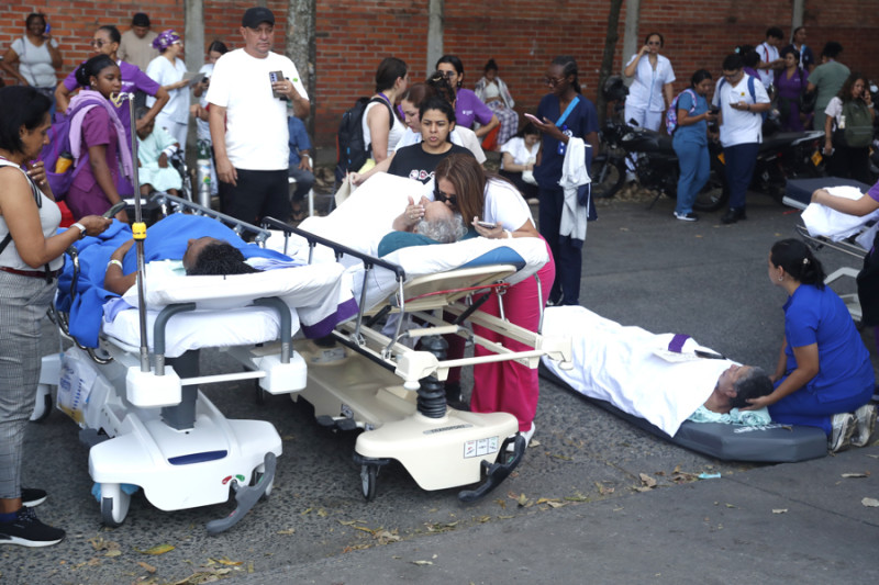 AME7690. CALI (COLOMBIA), 10/08/2026.- Pacientes evacuados de la Clínica Farallones tras el terremoto de magnitud 7,4 esperan en una calle este lunes, en Cali (Colombia). El Gobierno colombiano declaró la situación de "desastre nacional" por el terremoto que deja al menos 71 personas fallecidas en el país, 29 de ellas en ciudades capitales.