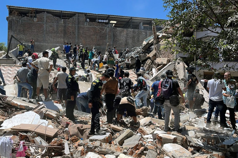Equipos de rescate buscan supervivientes entre los escombros de un edificio colapsado tras un terremoto en Pereira, Colombia, el 10 de agosto de 2026.