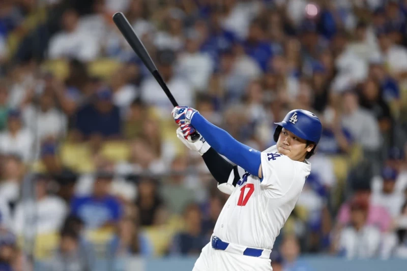 Shohei Ohtani, bateador designado de los Dodgers, batea un sencillo durante la séptima entrada contra los Reales, el 10 de agosto de 2026, en Los Ángeles.
