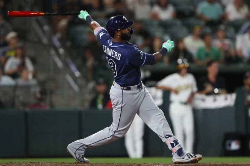Junior Caminero, de los Rays, observa la trayectoria de la pelota tras su jonrón de tres carreras contra los Atléticos, el 10 de agosto de 2026.
