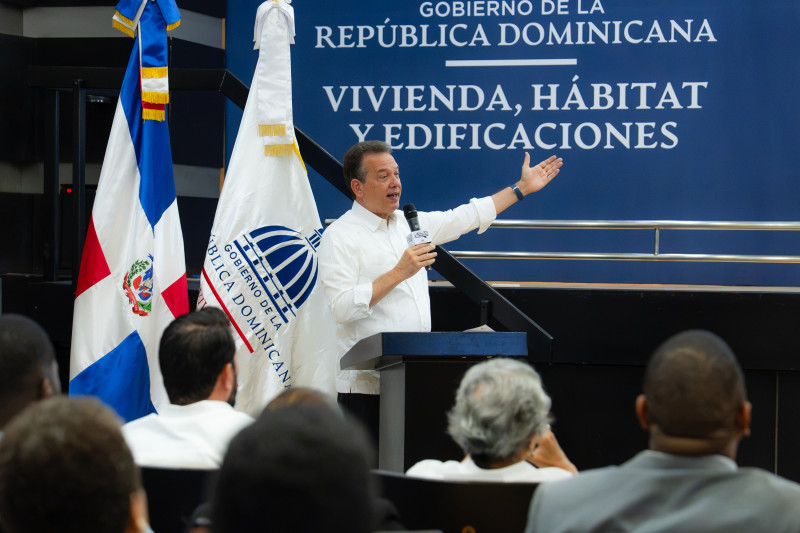El ministro de Vivienda, Hábitat y Edificaciones (MIVED), Ito Bisonó
