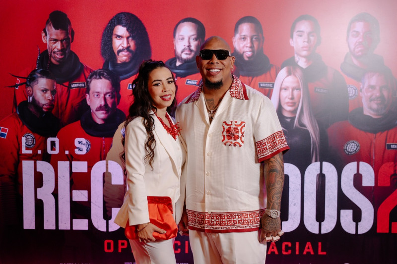 Nadia Félix y Hancel Teodoro Vargas Reynoso (Bulín 47) durante la premier de la película "Los rechazados 2".