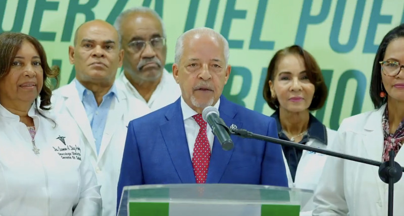 El doctor Ramón Alvarado junto a otros dirigentes de la Fuerza del Pueblo.