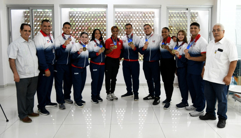 Desde la izquierda, Héctor J. Cruz, editor deportivo del Listín Diario, junto a los medallistas Julio Marte, Yusef Bera, Belén Guzmán, Perla Peralta, Thalia Terrero, Larry Aracena, Jaime Teruel, Penélope Rodríguez, Carla Espejo, Heriberto de Castro y José Luis Ramírez, presidente de la federación.