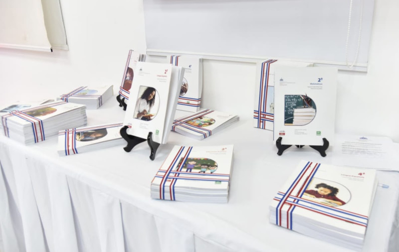 Los docentes dominicanos han apelado a libros de ediciones antiguas para consultarlos y compartirlos con sus estudiantes.
