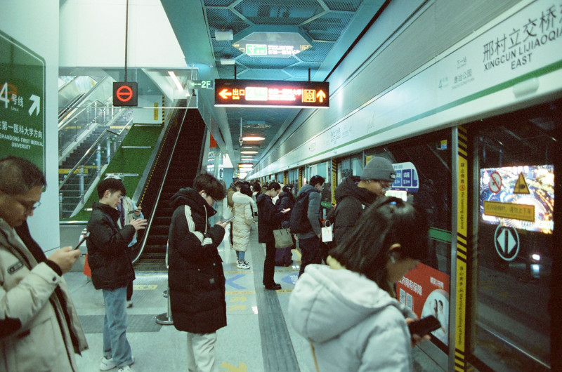 Usuarios del transporte público en la estación Xingcun Lijiao Qiao en Jinan, China.