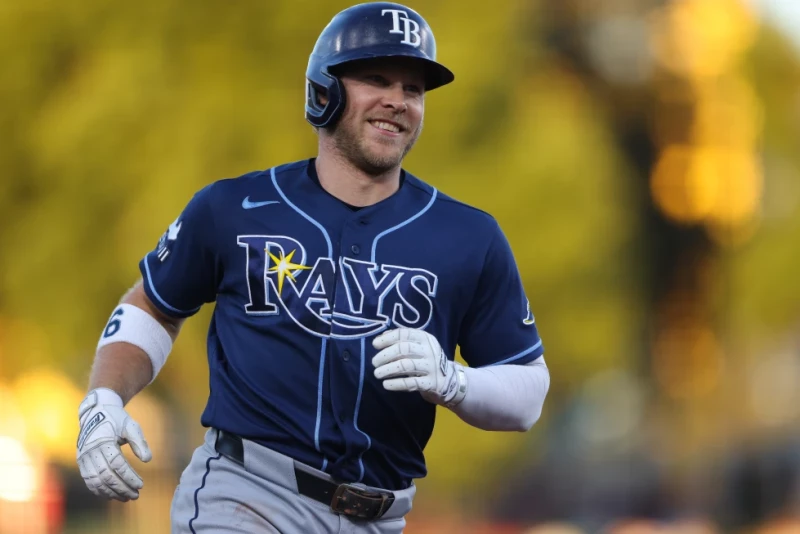 Taylor Walls, de los Rays, recorre las almohadillas tras batear un jonrón de dos carreras ante los Atléticos, el 11 de agosto de 2026.