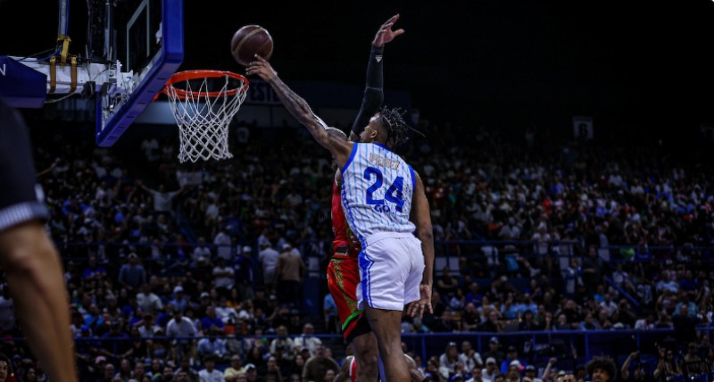 Jassel Pérez, de los Vaqueros de Bayamón, realiza un intento al canasto frente a los Santeros de Aguada en el primer partido de la serie final del BSN de Puerto Rico.
