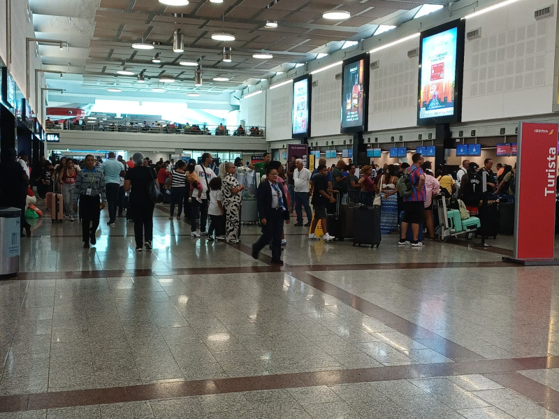 Pasajeros se quejan por poca visibilidad de letreros en mostradores de aerolíneas del AILA