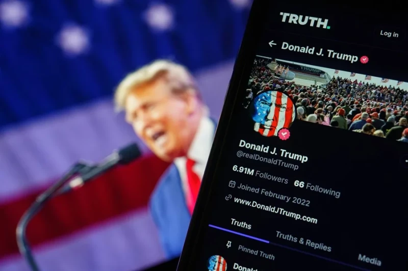 Donald Trump es demandado por vender el acceso rápido en su red social Truth Social