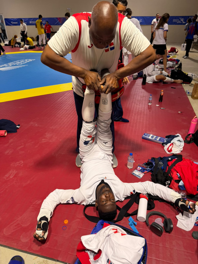 El fisioterapeuta Jesús Silverio ("Peña Gómez") mientras asistía a Bernardo Pie, de la selección de taekwondo, previo a uno de los combates que sostuvo en los Juegos Centroamericanos.