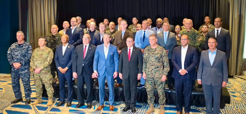 La delegación dominicana fue encabezada por el ministro de Defensa, teniente general Carlos Antonio Fernández Onofre, y participó en discusiones conjuntas con el secretario de Guerra de los Estados Unidos, Pete Hegseth.
