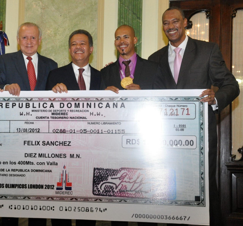 En 2012, el gobierno de Leonel Fernández y su ministro de deportes Jey Payano entregaron cheque de 10 millones a Felix Sánchez, ganador de medalla de oro en los Olimpicos de  Londres.A la izquierda el vicepresidente Rafael Albuquerque.