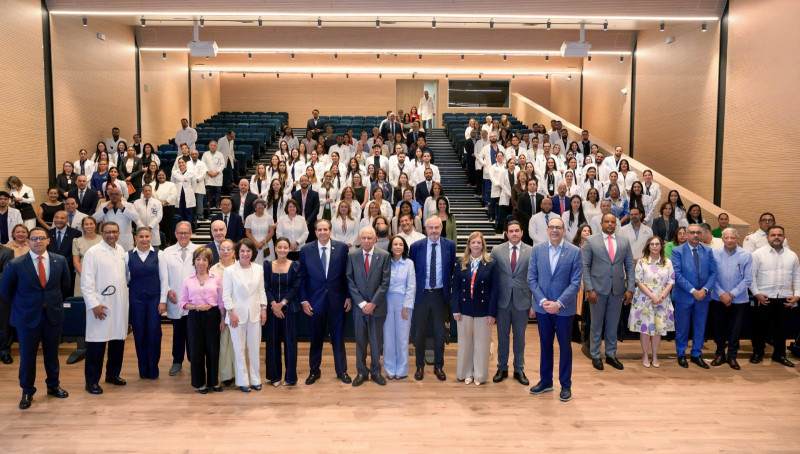Miembros del ministerio de Salud y del hospital de Santiago en el acuerdo.