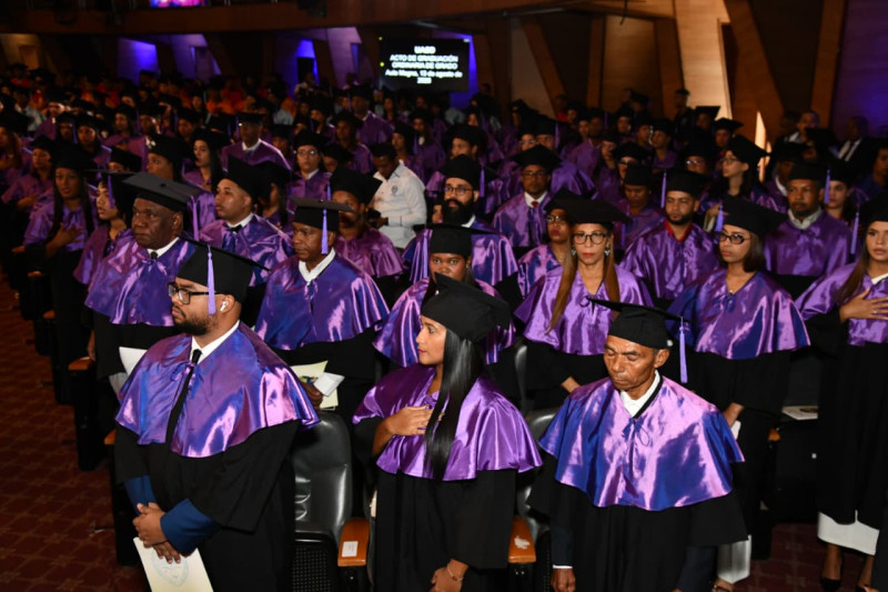 La Universidad Autónoma de Santo Domingo (UASD) entrega a la sociedad 716 nuevos egresados en su investidura de grado.