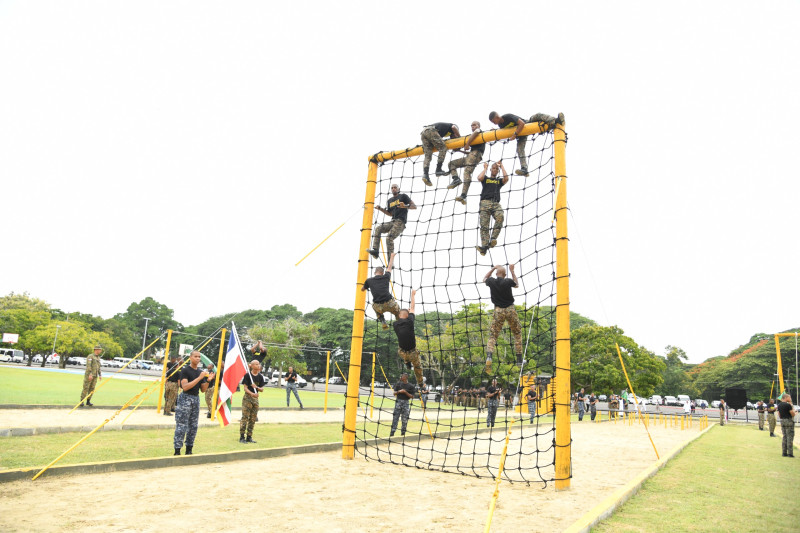 Brigadas del Ejército Dominicano dan una demostración de la disciplina castrense durante la inauguración del Centro de Entrenamiento Táctico y Visual en la Dirección de Entrenamiento del Ejército, ubicado en San Isidro.