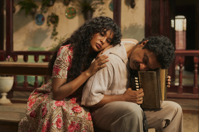 La segunda temporada de “Cien años de soledad” se enfoca en la decadencia de Macondo y de la familia Buendía, abarcando los últimos 50 años de la célebre historia y mostrando cómo los personajes caen en los mismos errores y obsesiones generacionales.