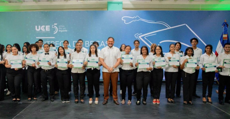 El rector José Hazim Torres junto a los becados.
