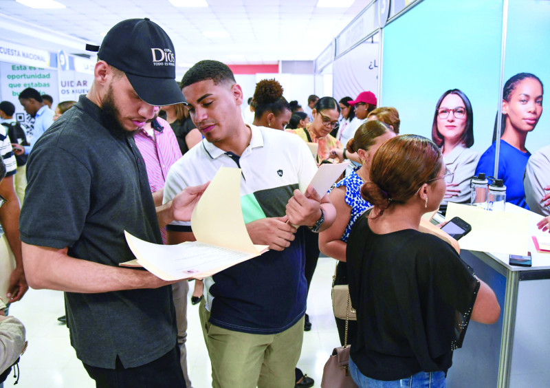 El estudio de la OIT señala que los empleos que tradicionalmente han servido como puerta de entrada al mercado laboral para los jóvenes están disminuyendo.
