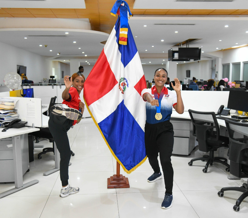 Thalia Terrero y Penélope Polanco, hijas del sector Vietnam en Los Mina hoy exhiben con orgullo y gallardía la conquista de las medallas de oro en karate.