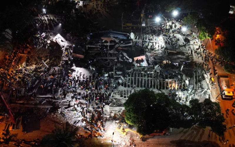 Vista aérea de rescatistas en busca de sobrevivientes, en Cali.