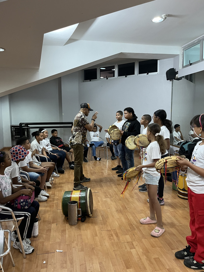 El Centro Cultural Narciso González busca niños y niñas que quieran aprender danza, percusión, canto y flauta dulce.