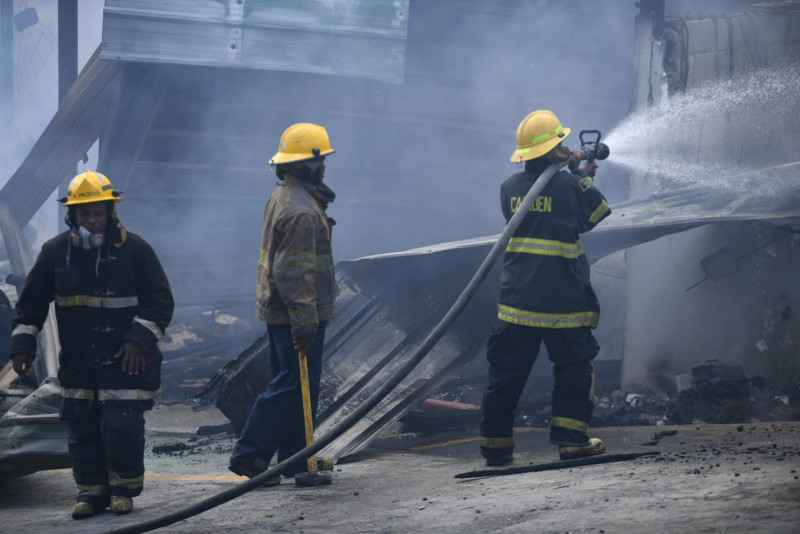Incendio en la plaza Oasis de La Victoria solo dejó escombros a su paso
