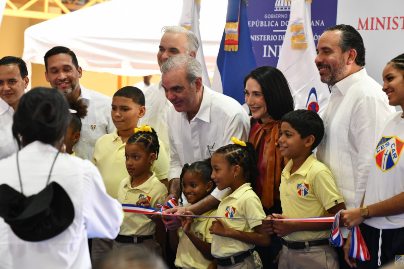 Presidente Luis Abinader en el Centro Educacional Santo Cura de Ars (Cescar).