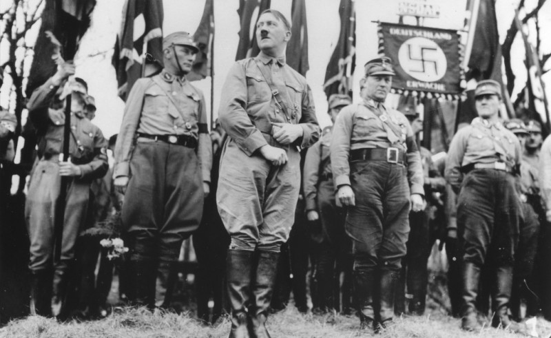 El nazismo fue una ideología de extrema derecha y un régimen totalitario liderado por Adolf Hitler en Alemania entre 1933 y 1945. Se caracterizó por un nacionalismo agresivo, el racismo extremo, el antisemitismo, la supresión de la democracia y la provocación de la Segunda Guerra Mundial y el Holocausto.