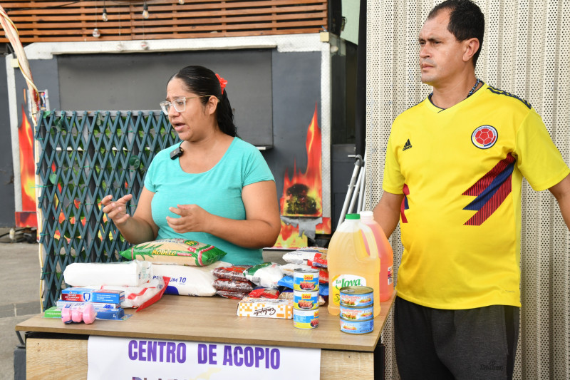 Voluntarios de centros de acopio reciben donaciones para Colombia.