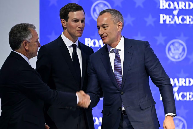 El enviado especial de EE. UU., Steve Witkoff (izq.), estrecha la mano de Nickolay Mladenov, alto representante para Gaza (der.), junto al empresario estadounidense Jared Kushner durante la reunión de la "Junta para la Paz" en el marco del Foro Económico Mundial (WEF) en Davos, el 22 de enero de 2026.