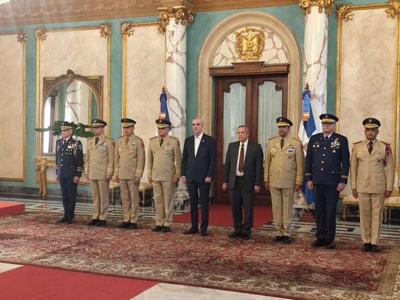 El presidente Luis Abinader juramenta este lunes a los nuevos altos mandos militares y policiales en el Palacio Nacional.