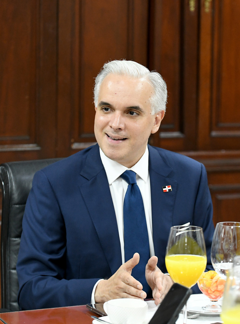 El ministro de Educación, Luis Miguel de Camps, responde una pregunta durante la entrevista.