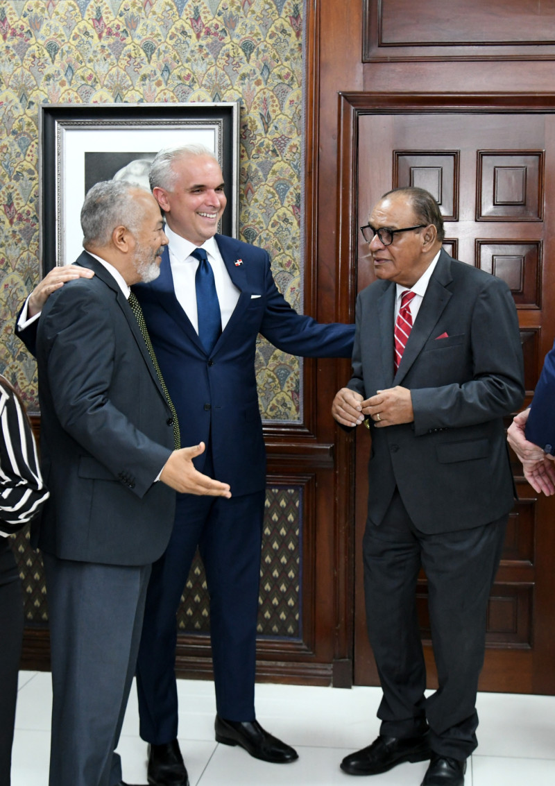 El ministro de Educación, Luis Miguel de Camps, conversa animadamente con el director del Listín Diario, Miguel Franjul, y el subdirector Fabio Cabral.