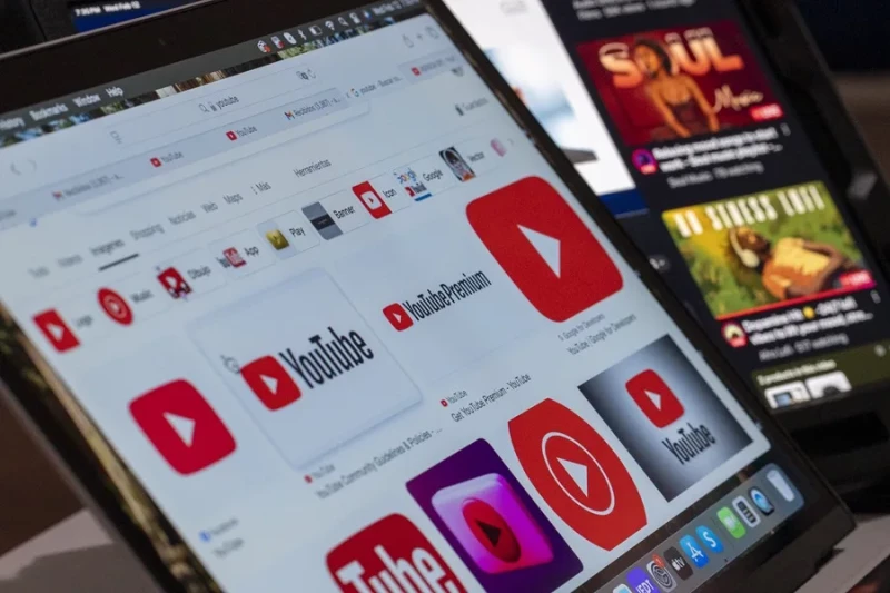 Fotografía de archivo de la aplicación de YouTube en la pantalla de dispositivo móvil.
