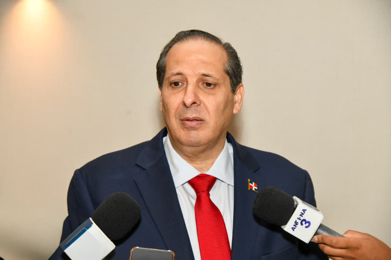 Ministro de salud Víctor Atallah.
