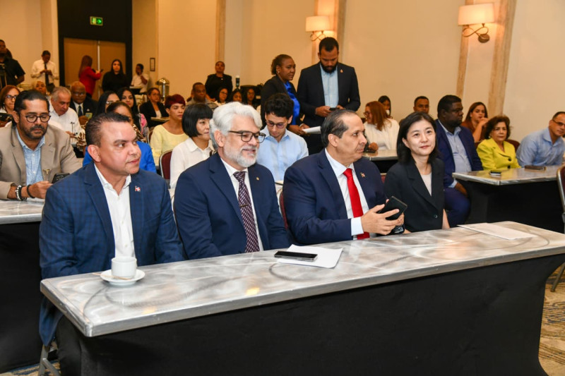 Personalidades de la salud dominicana y koreana en el taller del control prenatal.